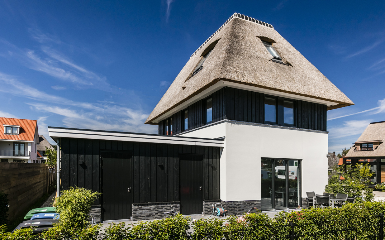 Foto: Villa bouwen   Door de verticale lijnen wekt de moderne villa een imposante indruk   Lichtenberg Exclusieve Villabouw