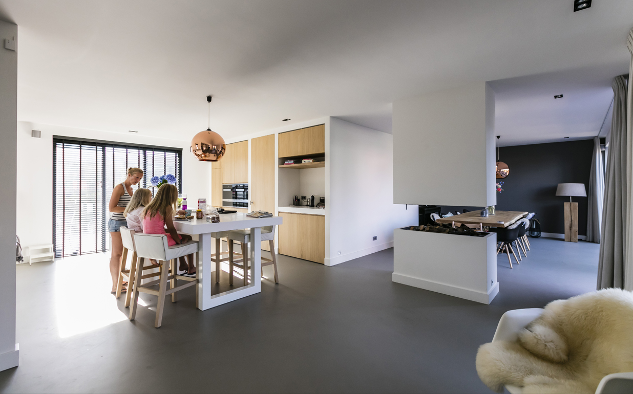 Foto: Villa bouwen   Gezellig samen ontbijten in hun nieuwe moderne droomvilla   Lichtenberg Exclusieve Villabouw