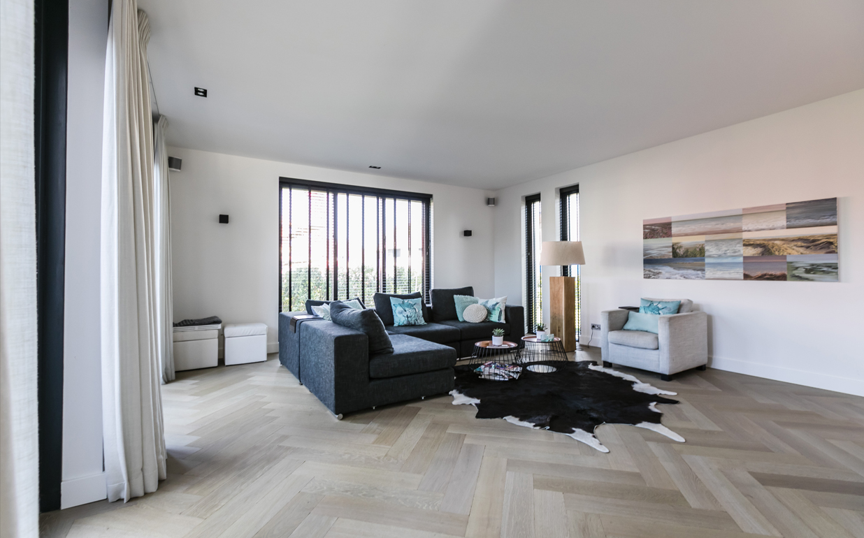 Foto: Villa bouwen   Woonkamer met visgraat vloer   Lichtenberg Exclusieve Villabouw