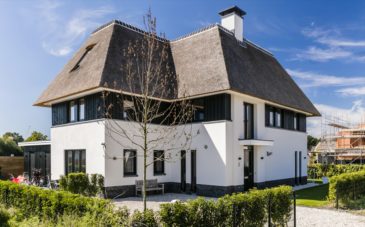 Foto: Villa bouwen Moderne rietgedekte villa in villawijk te Aerdenhout   Lichtenberg Exclusieve Villabouw