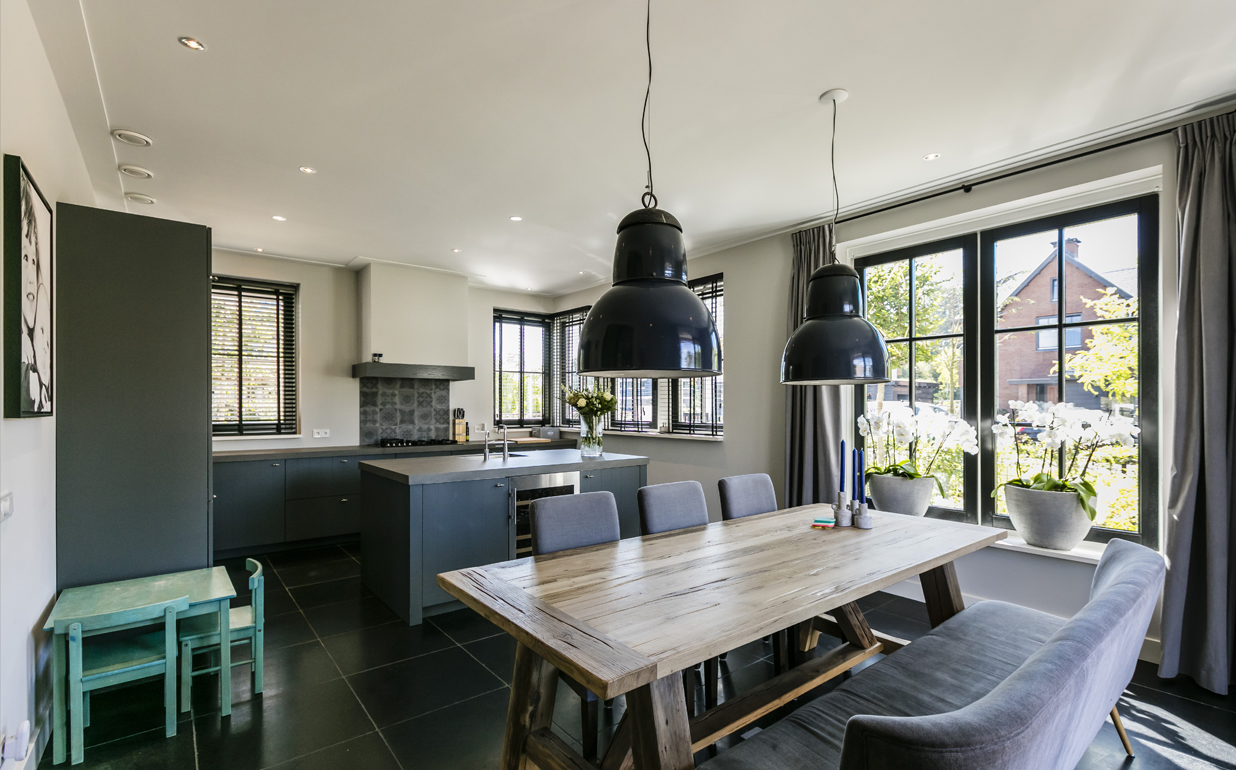 Foto: Villa bouwen   Heerlijke lichte keuken in de rietgedekte villa   Lichtenberg Exclusieve Villabouw