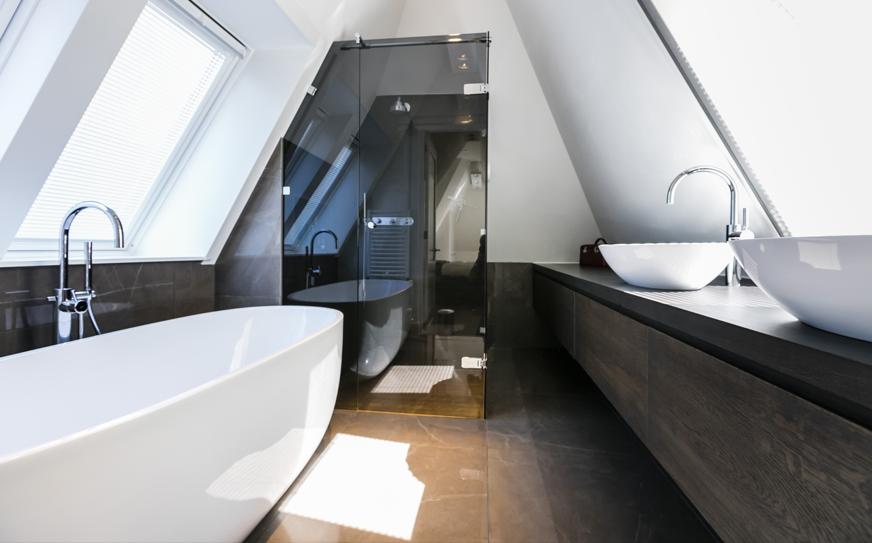 Foto: Huis bouwen met luxe  lichte badkamer onder schuine kap   Lichtenberg Exclusieve Villabouw