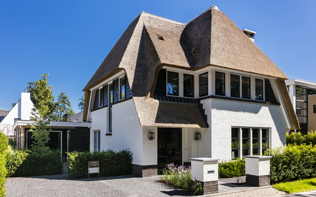 Foto: Huis bouwen wit geschilderd met potdekselwerk   Lichtenberg Exclusieve Villabouw