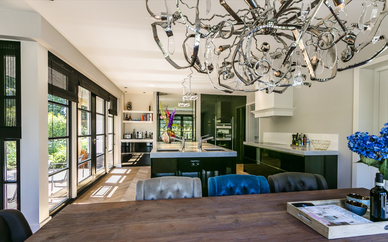 Foto: Villa bouwen met hoogglans zwarte keuken en granieten aanrechtblad   Lichtenberg Exclusieve Villabouw