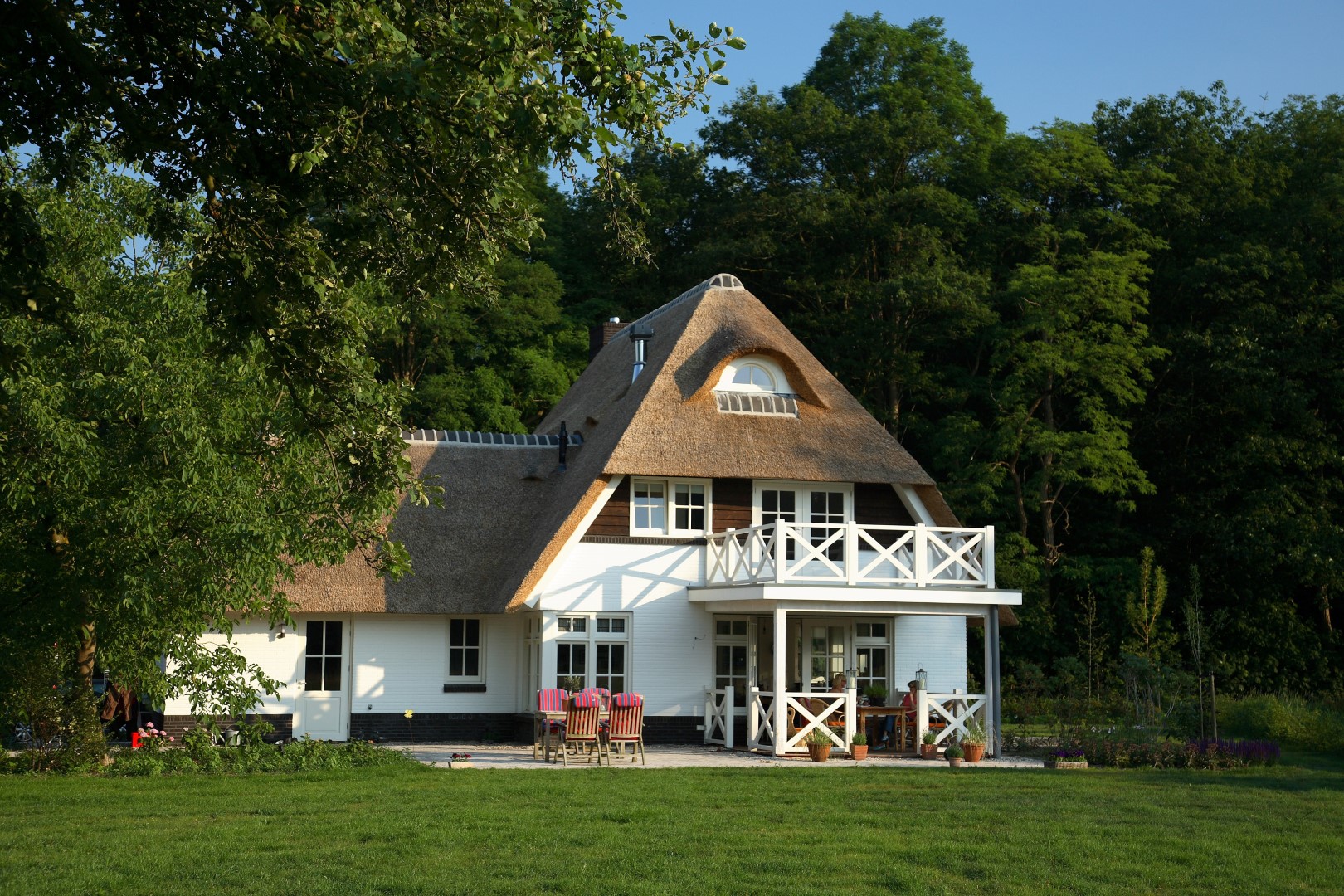 Foto: Villa bouwen    Achterzijde van de villa met een geweldige veranda   Lichtenberg Exclusieve Villabouw
