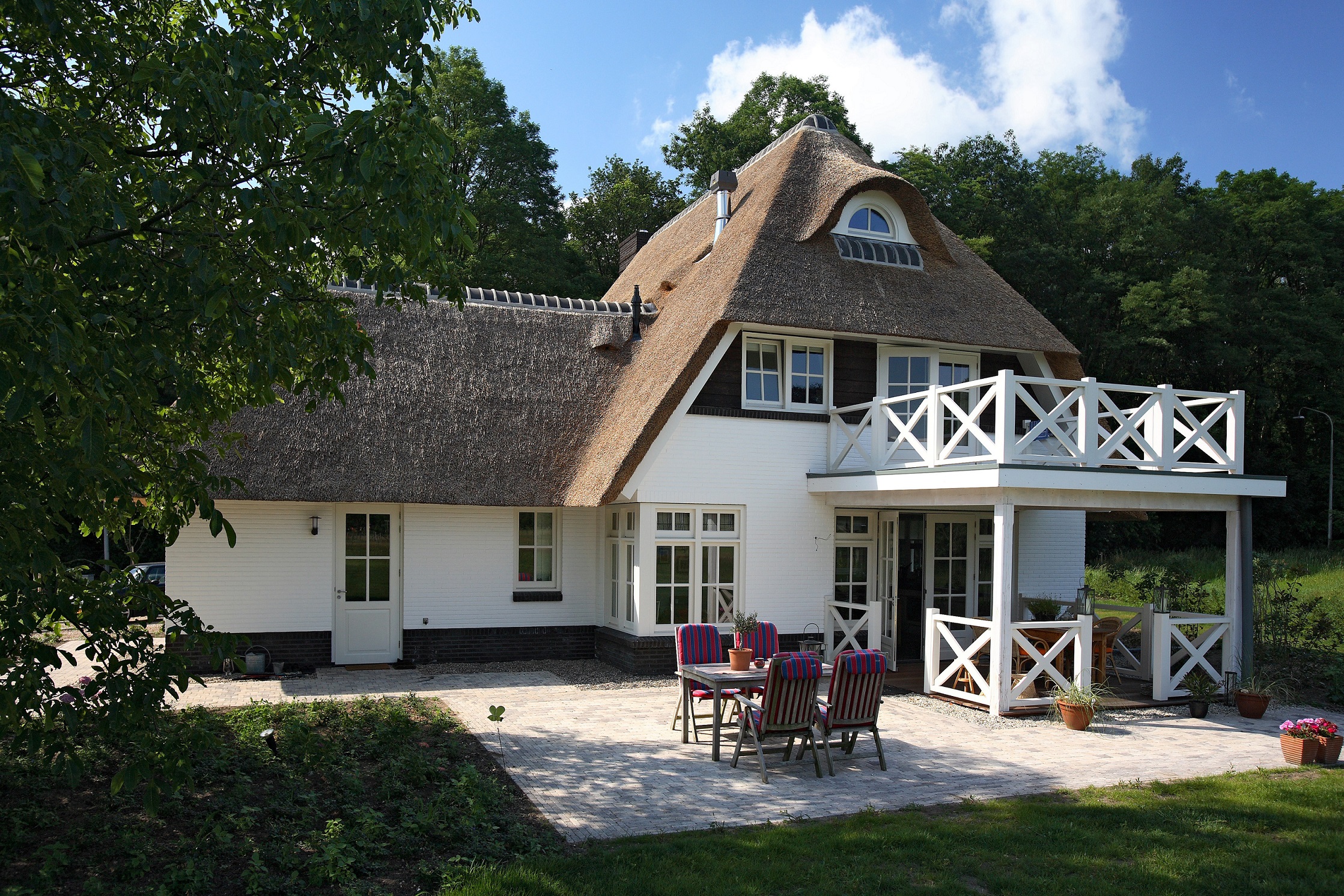 Foto: Villa bouwen   achterzijde villa met terras en balkon   Lichtenberg Exclusieve Villabouw