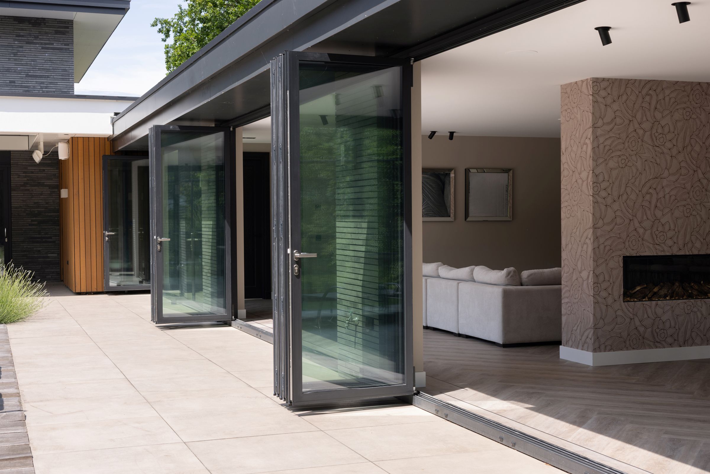 Foto: Detail van glazen vouwdeuren en schuifpui bij poolhouse  ndash  stijlvolle verbinding tussen binnen en buiten bij exclusieve villa