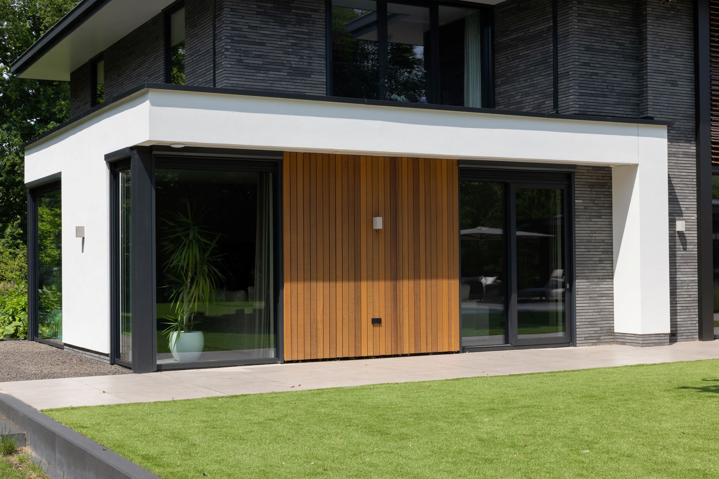 Foto: Detail van houten gevelbekleding en verfijnde afwerking bij moderne villa  ndash  duurzaam maatwerk van Lichtenberg Villabouw