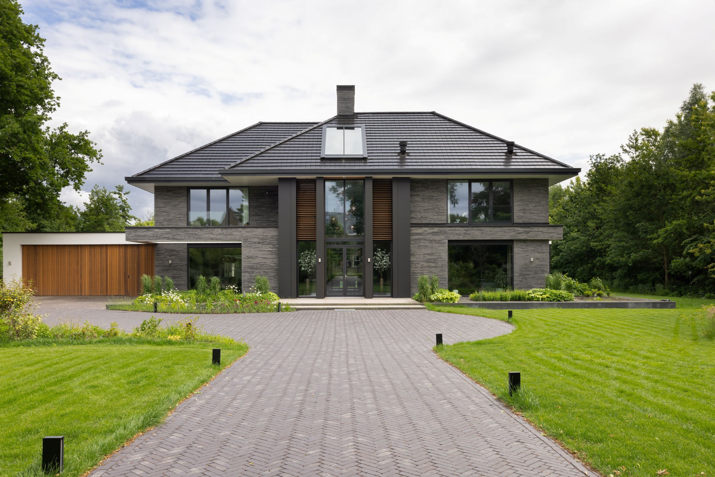 Foto: Voorzijde van moderne designvilla met strakke lijnen en grote raampartijen  ndash  exclusieve villabouw door Lichtenberg Villabouw