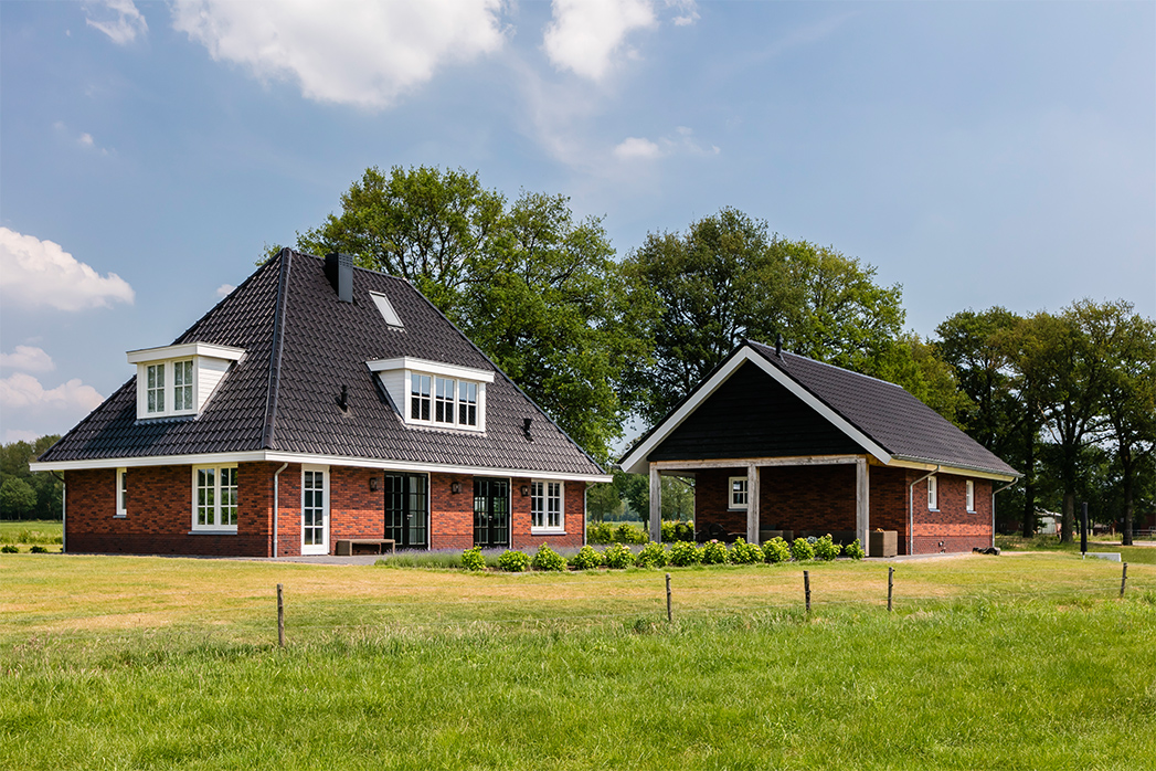 Foto: Huis bouwen   vanuit het weiland huis en schuur te Markelo   Lichtenberg Exclusieve Villabouw