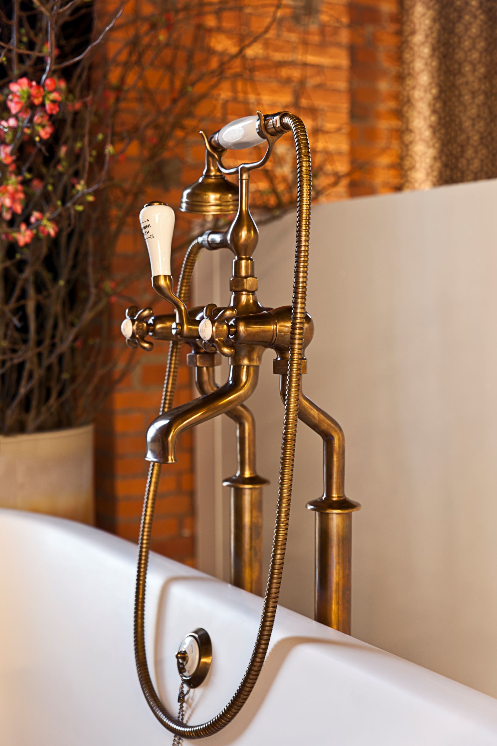 Foto: Kenny amp Mason Discovery Bath mixer Old brass 1