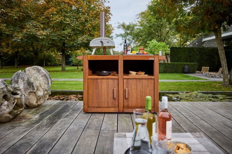 Foto : Stijlvol buitenkoken met de BBQuar barbecue tafel van RENY