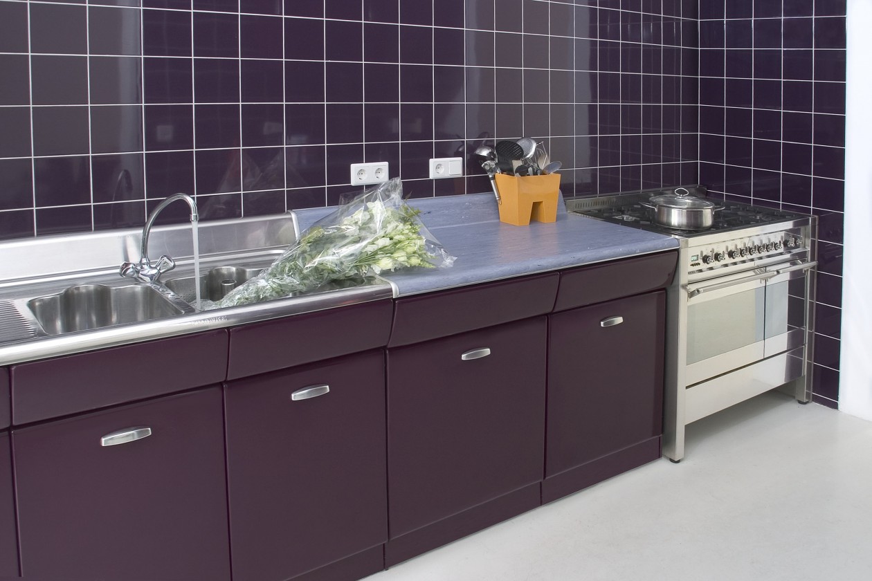 Foto: w3 donker paarse American Kitchen met los fornuis