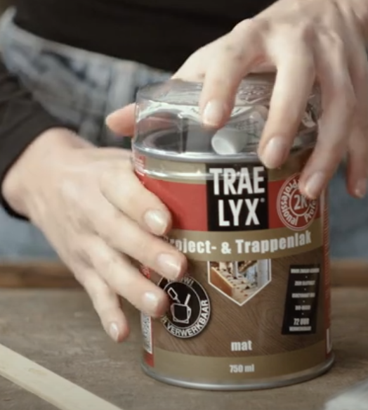 Foto : 2K-Lak: Mengen en Aanbrengen