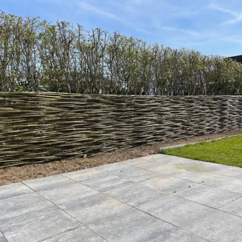 Foto : Een natuurlijke grens die naadloos opgaat in de tuin