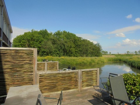 Foto : Vuilnisbakken uit het zicht? Kies een natuurlijk wilgenscherm