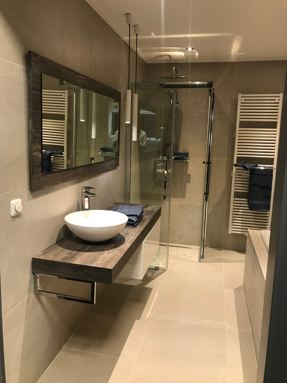 Badkamer met prachtige in lichte zandkleur - complete-badkamer - - WONEN.nl