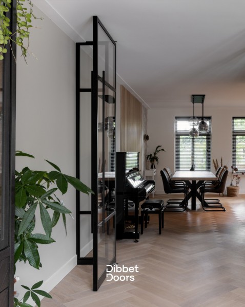 Foto : Stalen haard en deuren op maat voor de woonkamer