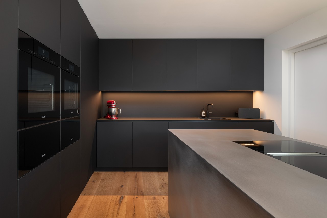 Foto: Mereno keuken Fenix Nero Ingo en RVS kookeiland  3 