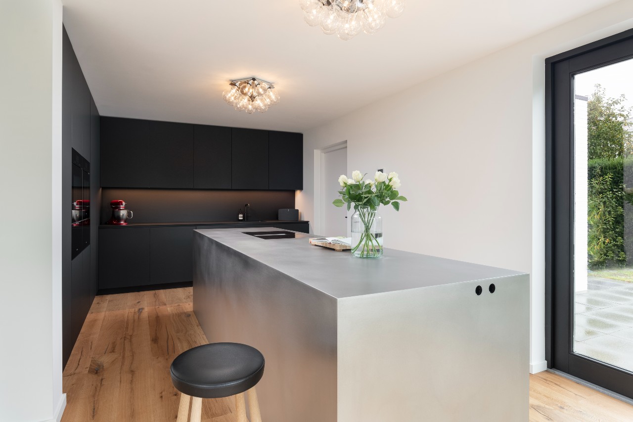 Foto: Mereno keuken Fenix Nero Ingo en RVS kookeiland  4 