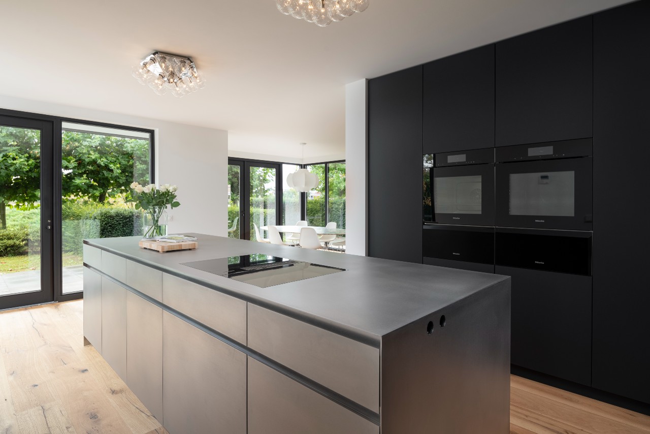 Foto: Mereno keuken Fenix Nero Ingo en RVS kookeiland  5 