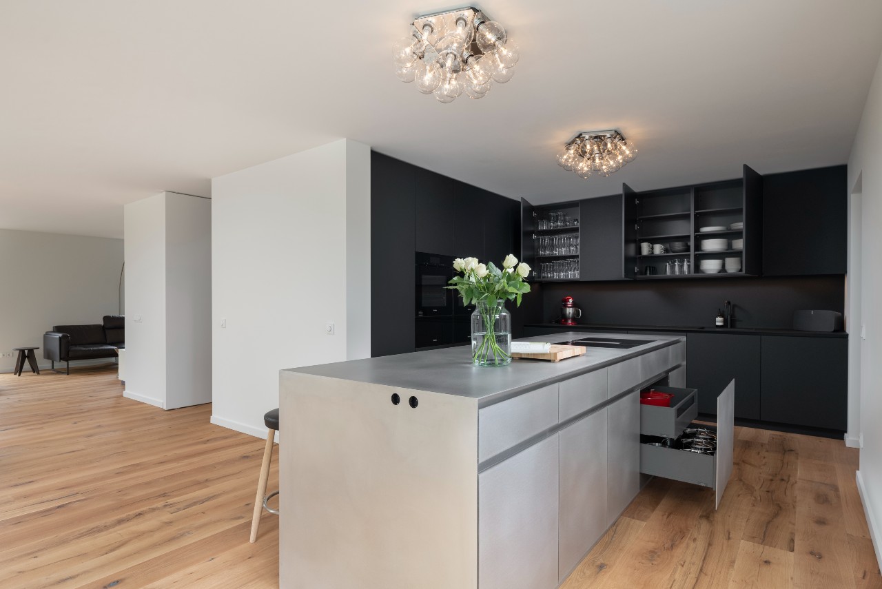 Foto: Mereno keuken Fenix Nero Ingo en RVS kookeiland  6 