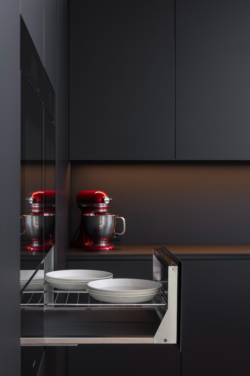 Foto: Mereno keuken Fenix Nero Ingo warmhoudlade