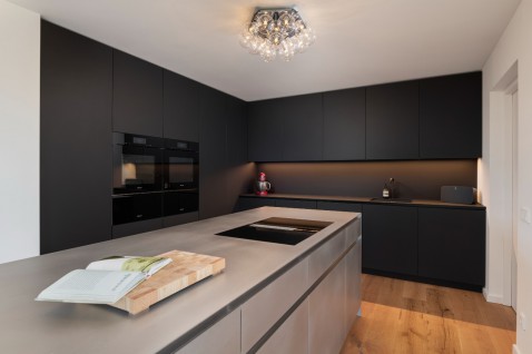Foto : Fenix mat zwarte keuken met RVS kookeiland