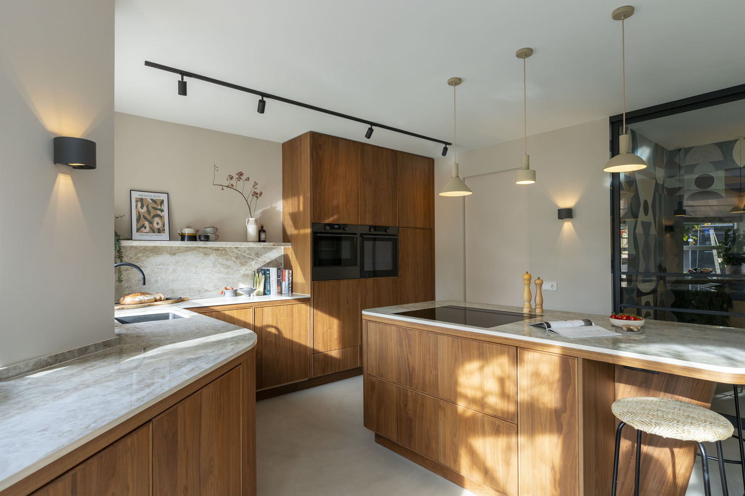 Foto : Warme leefkeuken in Altare notenfineer met bijpassende bijkeuken