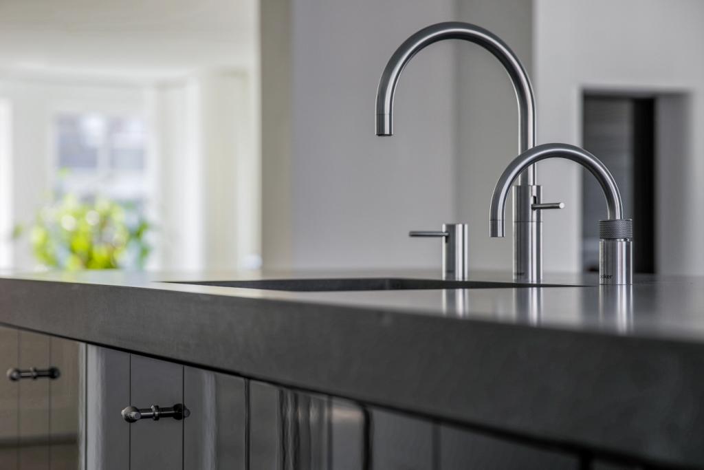 Foto: Mereno keuken Manchester hoogglans zwart detail kranen (1)