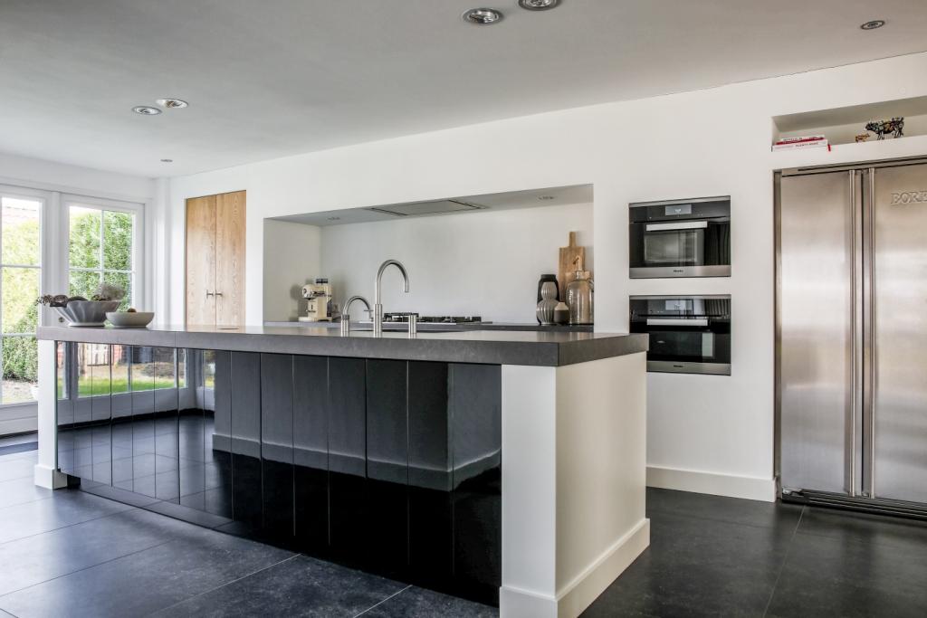 Foto: Mereno keuken Manchester hoogglans zwart detail kranen (2)