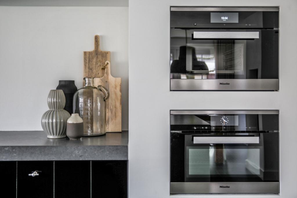 Foto: Mereno keuken Manchester hoogglans zwart detail kranen (3)