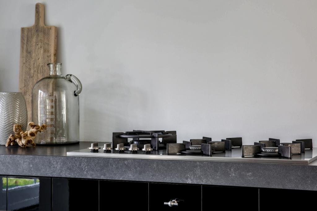 Foto: Mereno keuken Manchester hoogglans zwart detail kranen (4)