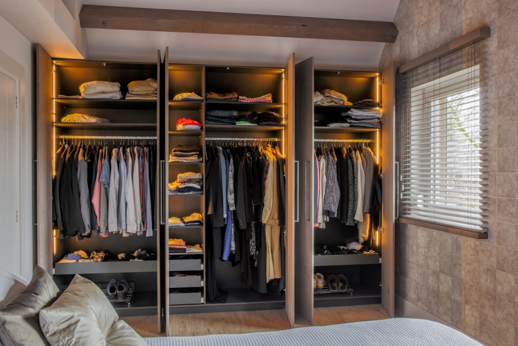 Foto: Mereno Sienna naturel slaapkamerkasten open