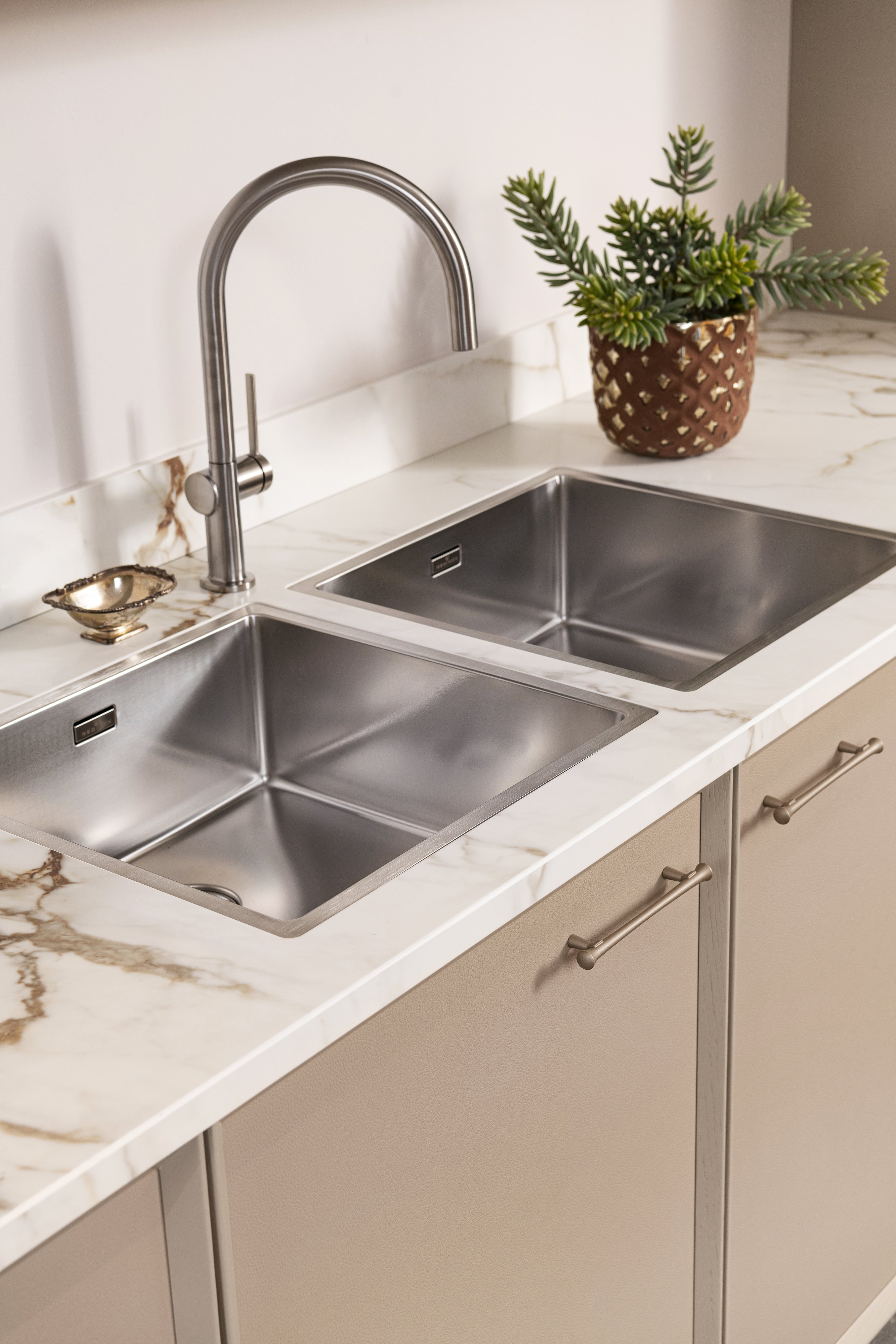 Foto: Studio 96 Tieleman Maison Sucre model City Chic leatherlook front Tieleman Keukens11a