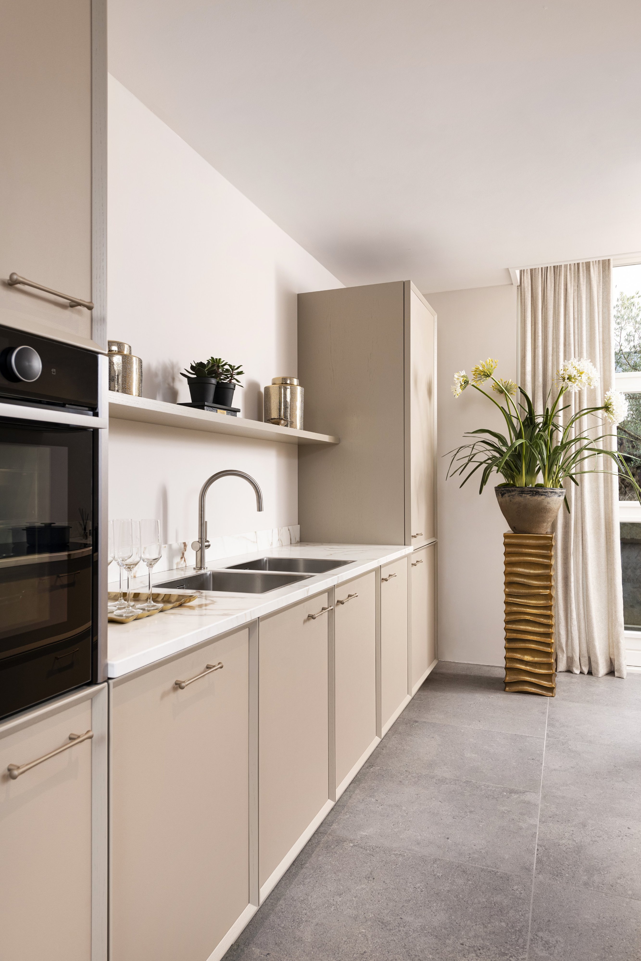 Foto: Studio 96 Tieleman Maison Sucre model City Chic leatherlook front Tieleman Keukens 2a