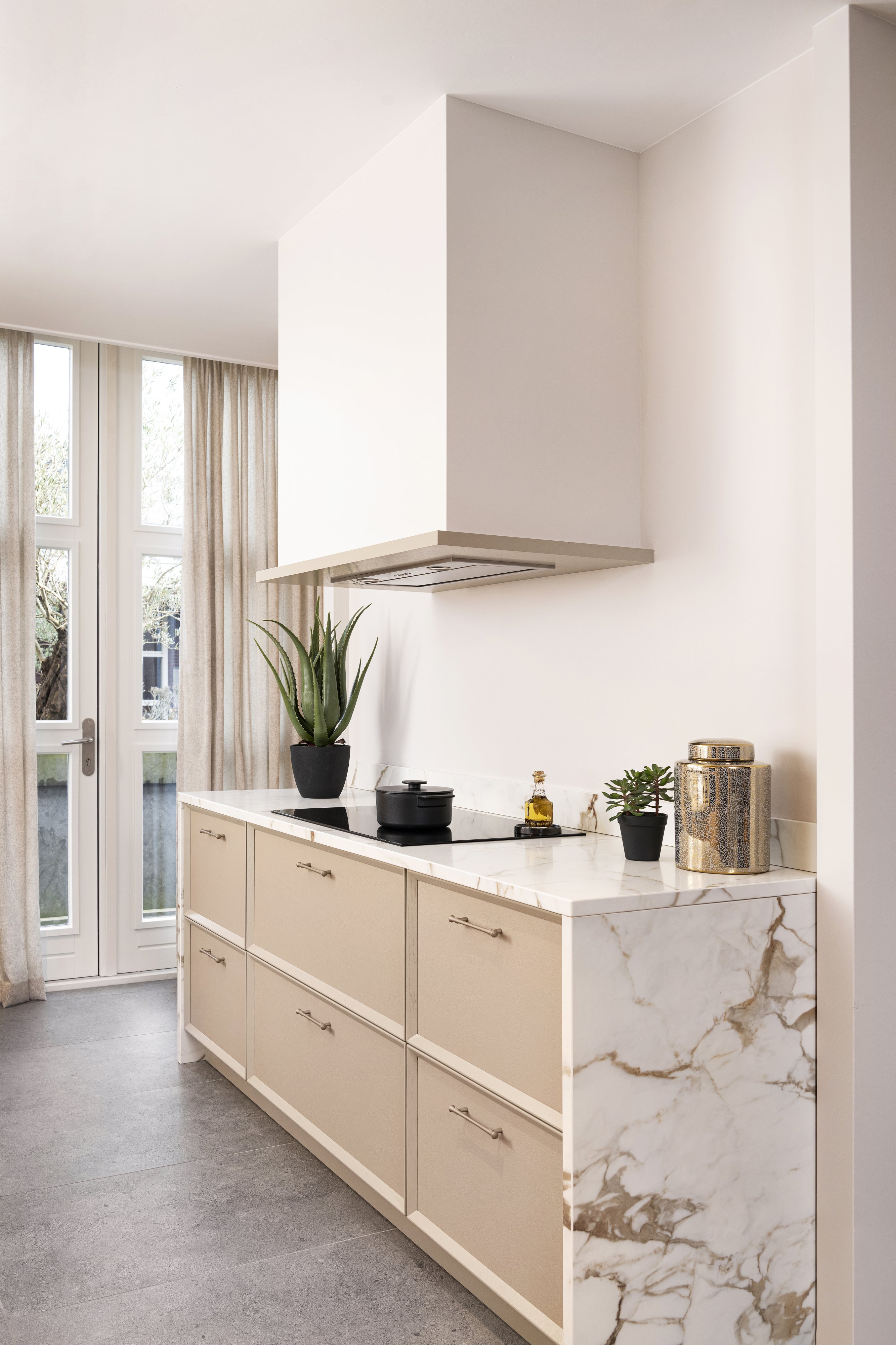 Foto: Studio 96 Tieleman Maison Sucre model City Chic leatherlook front Tieleman Keukens 3a