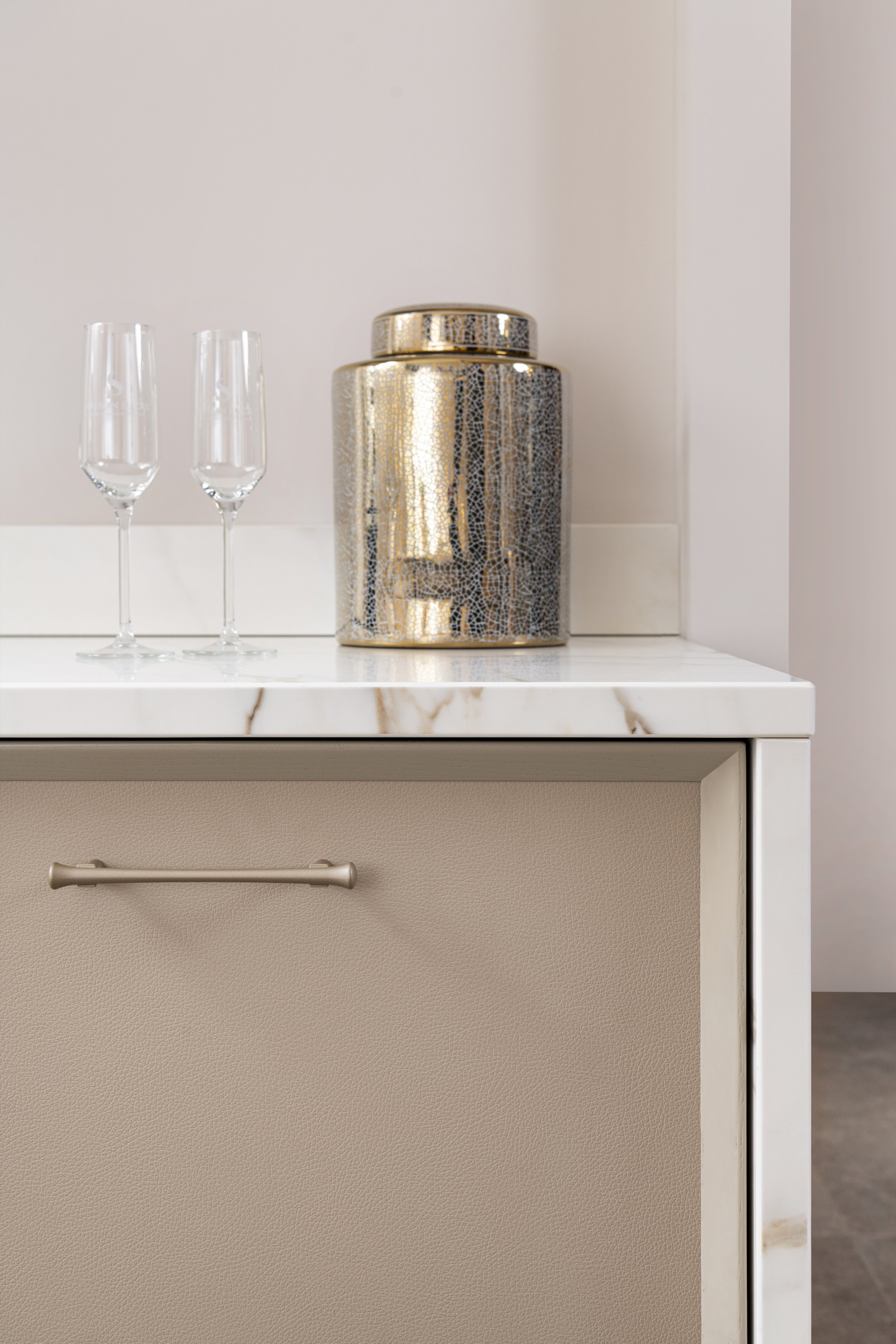 Foto: Studio 96 Tieleman Maison Sucre model City Chic leatherlook front Tieleman Keukens 7a