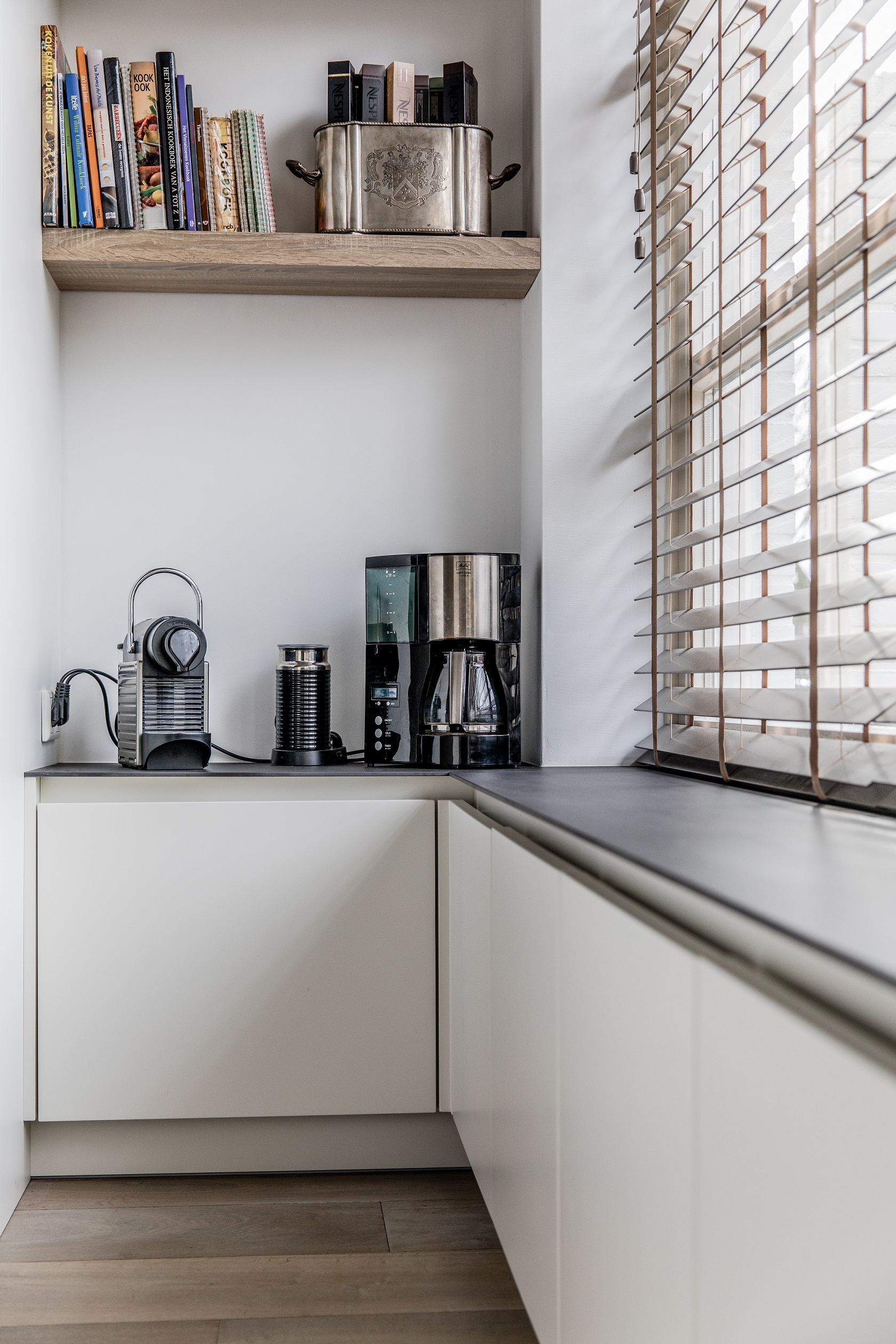 Foto: Mereno Milano RAL9010 B greep PVC keuken radiatorombouw  3 