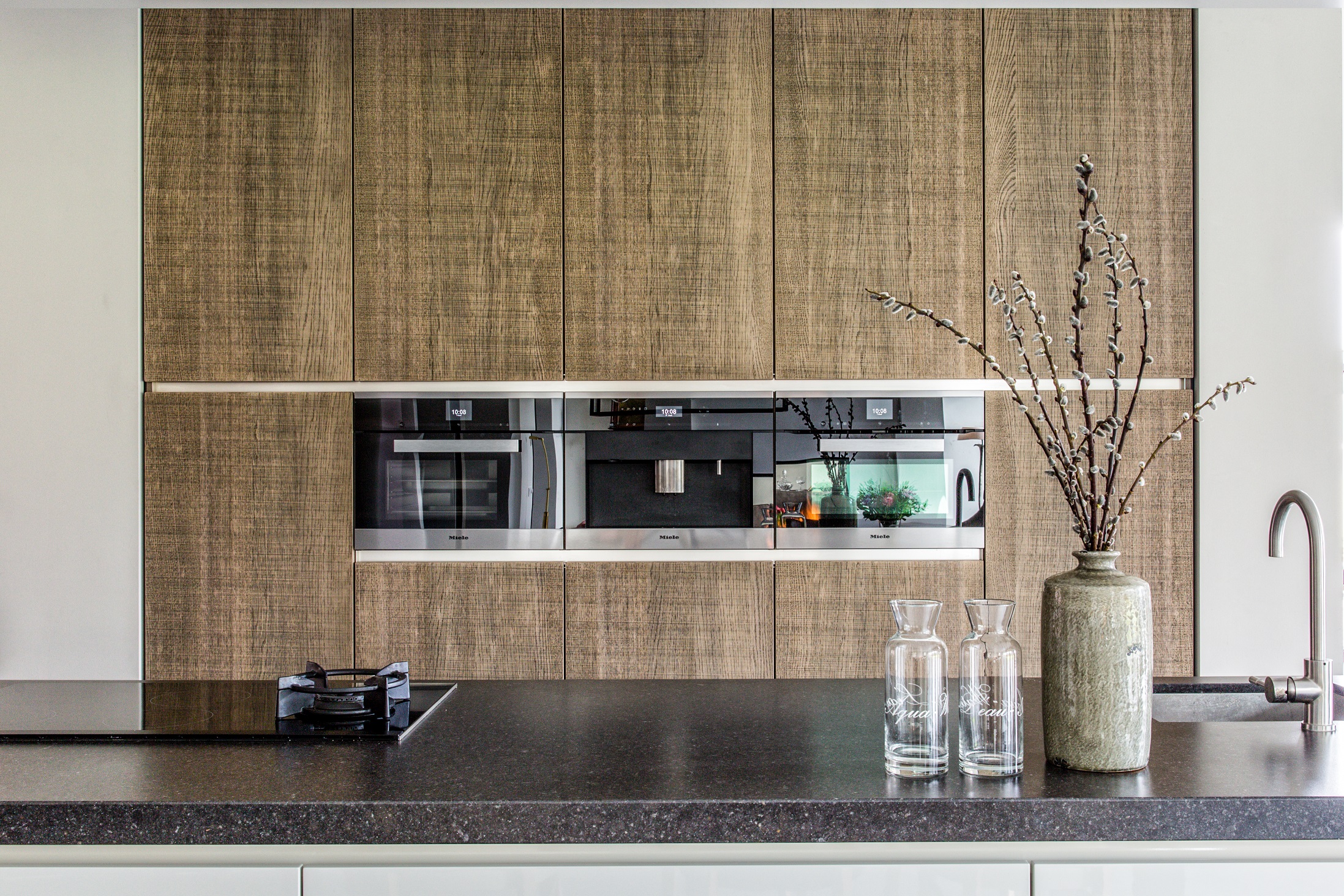 Foto: Mereno Milano hoogglans beits   patina hout keuken kast detail blad  2 