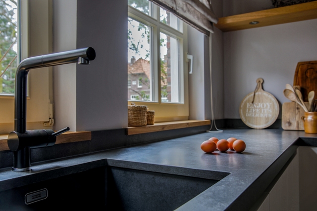 Foto: Mereno Worchester fineer RAL9010 keuken detail blad