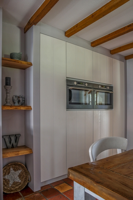 Foto: Mereno Worchester fineer RAL9010 keuken kast met schappen