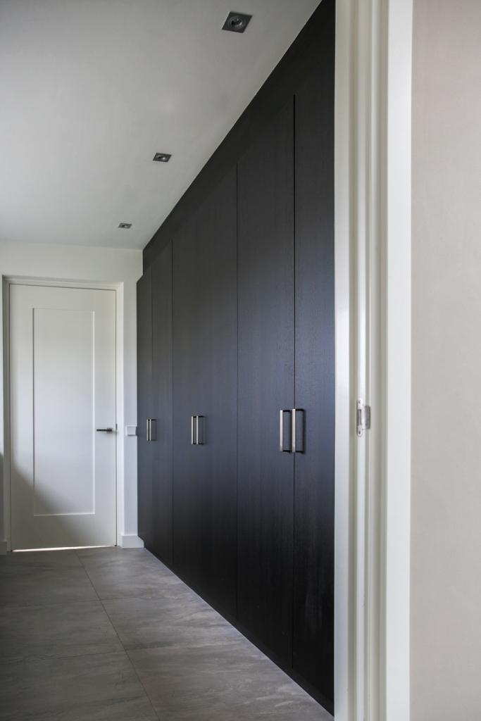 Foto: Mereno Milano fineer beits 8540 bijkeuken hoge kasten