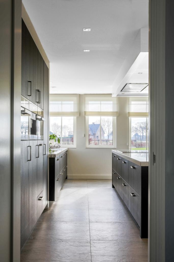 Foto: Mereno Milano fineer beits 8540 keuken doorkijk