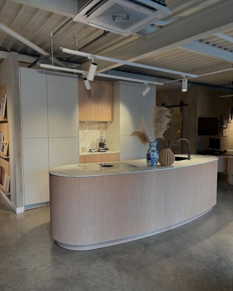 Foto : Mereno Milano showroomkeuken met organisch eiland
