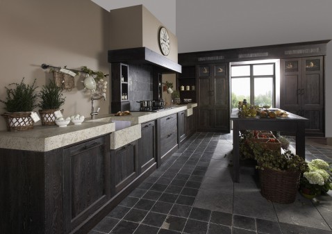 Foto : Warme maatwerk keuken met hoge kasten