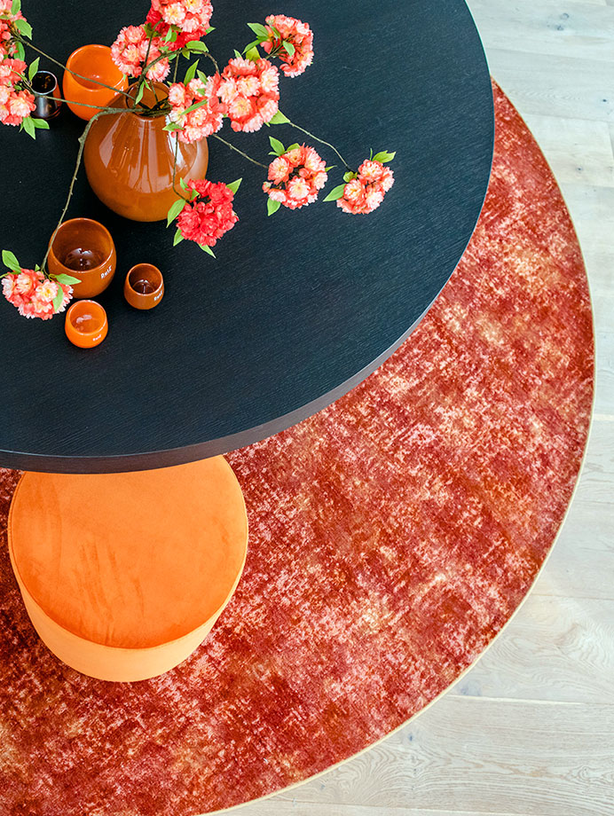 Foto: 237 Interfloor Imola Project Kleur 312 Vulcano Red Rond karpet living bovenaanzicht