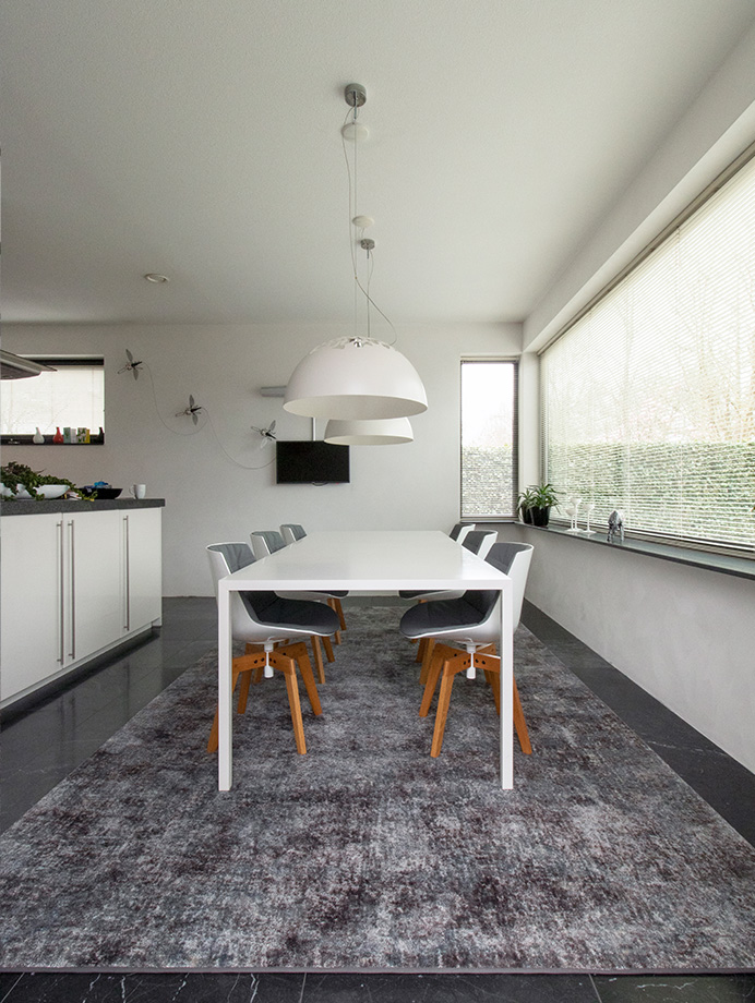 Foto: 237 Interfloor Imola Project Kleur 386 Industrial Aqua Karpet keuken Eettafel kuiptoelen design 2