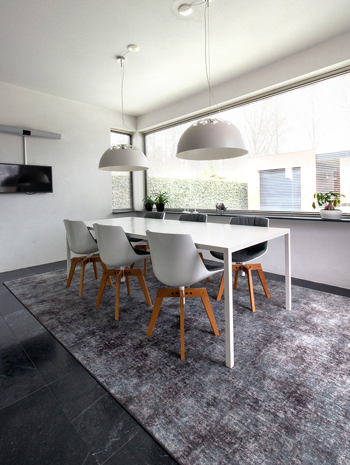 Foto: 237 Interfloor Imola Project Kleur 386 Industrial Aqua Karpet op maat Keuken Eettafel