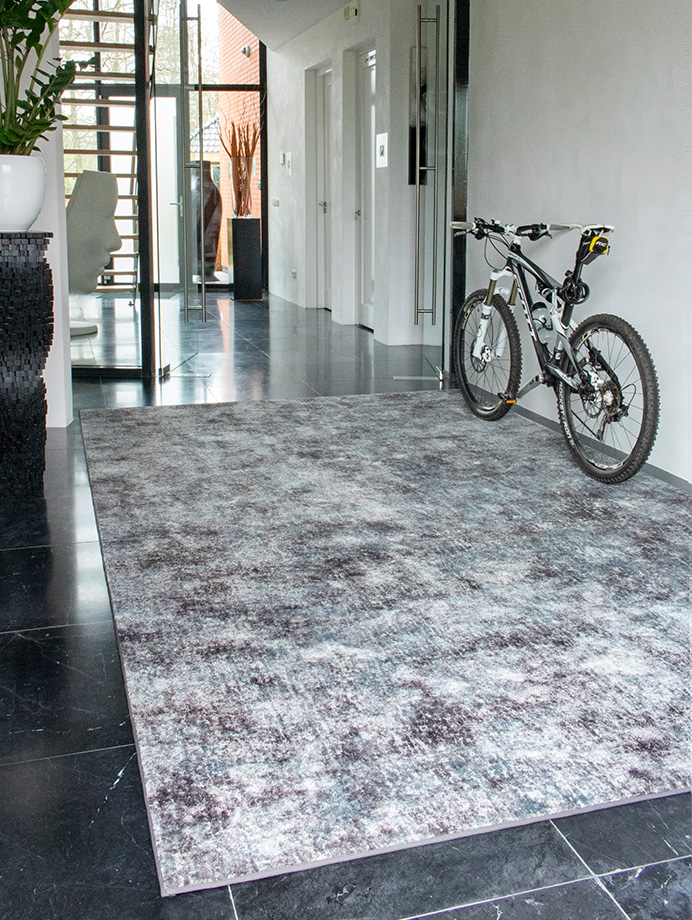 Foto: 237 Interfloor Imola Project Kleur 386 Industrial Aqua Vloerkleed Hal fiets comfortabel geluiddempend isolerend